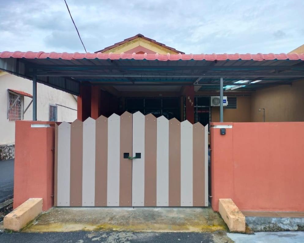 Rumah percutian Brown Teluk Kemang